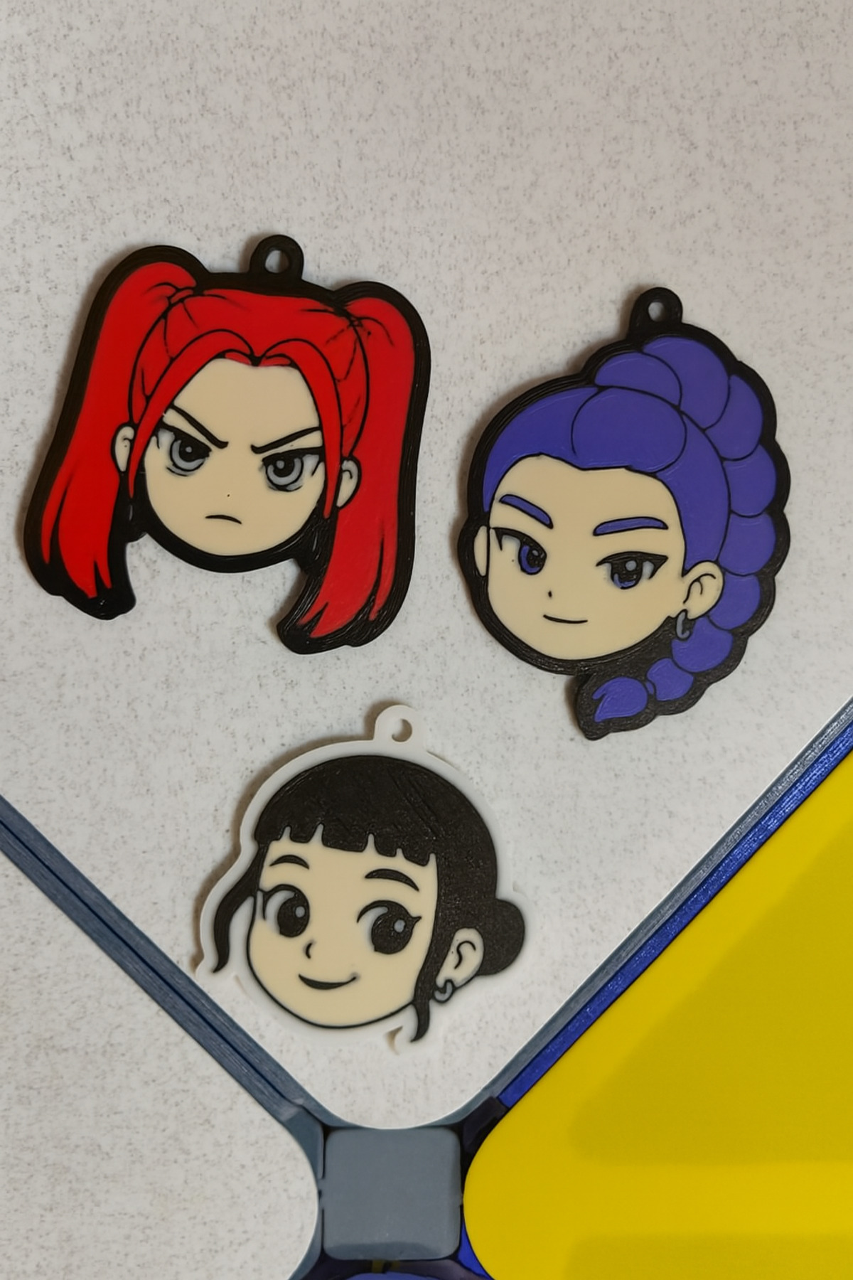 K-Pop Demon Hunters Anahtarlık Seti – Rumi, Jinu ve Mina Karakterleri